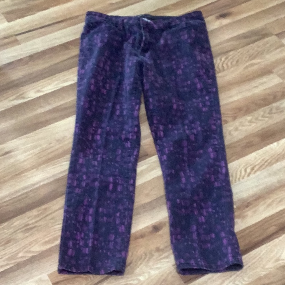 These have a inner seem of 28. They are a size ten.multi colored.